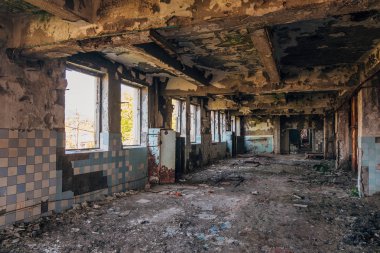 Boş terk edilmiş fabrikanın karanlık iç