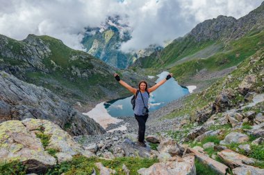 Mounta kaya üzerinde kolları kaldırdı ile Joyful başarılı adam turist