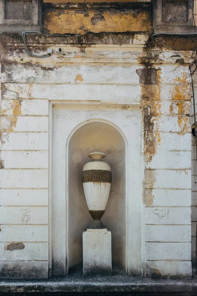 Vaso em nicho de parede de mansão velha — Fotografia de Stock