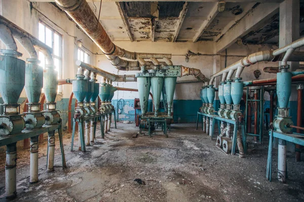 Verlassene Mühlenfabrik. Entladegeräte — Stockfoto