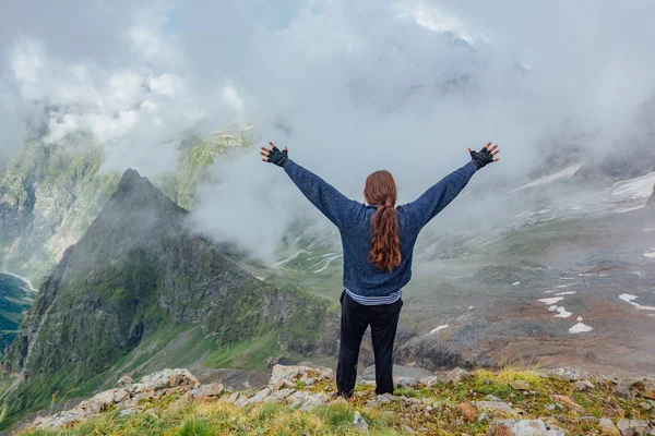 Happy successful tourist with pony tale with raised arms on moun — Stock Photo, Image