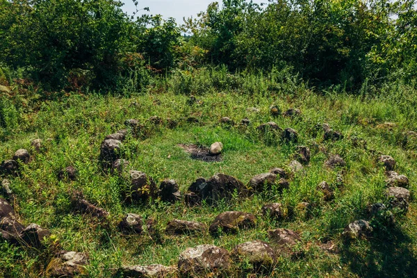 Altes cromlech, megalithischer Steinkreis bei esera, Abchasien — Stockfoto