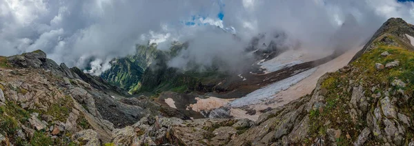 Panorama av höga kaukasiska berg i moln — Stockfoto