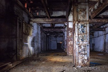 Terk edilmiş fabrikanın karanlık ve ürpertici iç