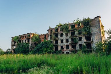 Hayalet kasabada kurşun izleri ile harap büyümüş apartman evi