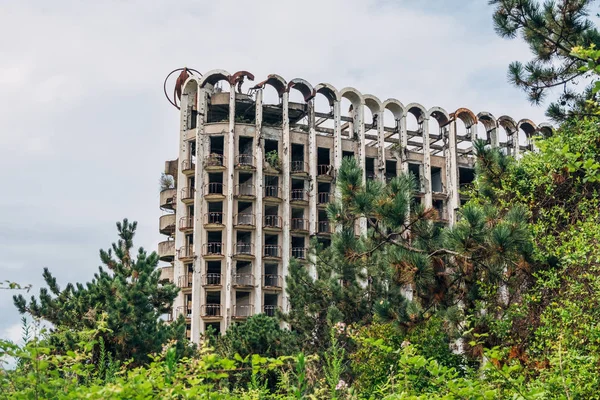 Ruiniertes überwuchertes Sportsanatorium, Kriegsfolgen in Abchasien — Stockfoto