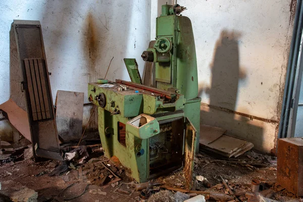 Oude industriële gereedschapsmachine in de werkplaats. Roestige metalen apparatuur i — Stockfoto