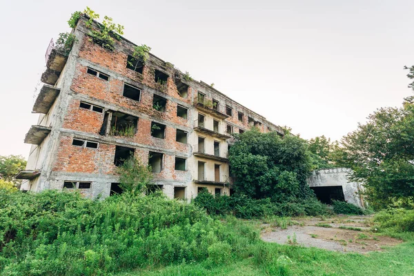 Casa de apartamento em ruínas com marcas de bala, consequências — Fotografia de Stock