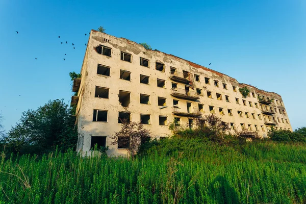 Verwüstetes überwuchertes Sanatorium mit Einschussspuren, Folgen der — Stockfoto