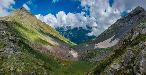Bulutlar yüksek Kafkas dağlarının Panoraması