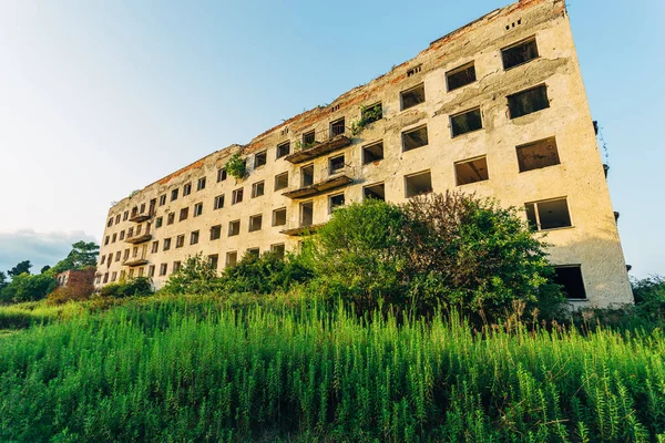 Kurşun işaretleri ile harap büyümüş sanatoryum, w sonuçları