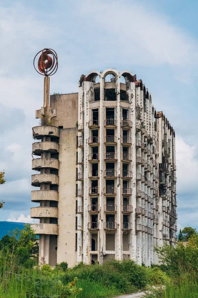 Ruiniertes überwuchertes Sportsanatorium, Kriegsfolgen in Abchasien — Stockfoto