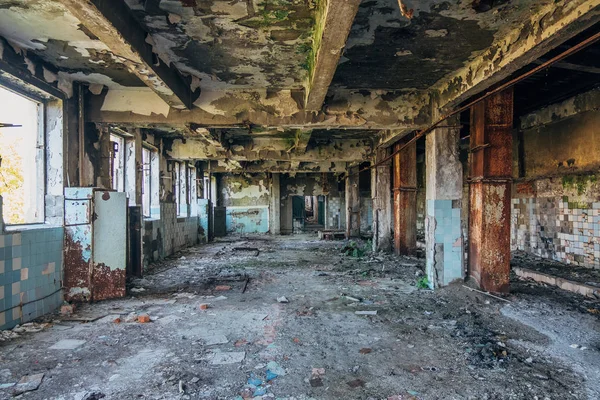 Dunkles Innere einer leeren, verlassenen Fabrik — Stockfoto