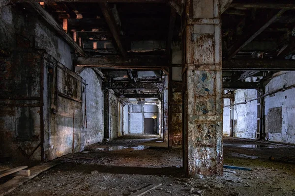 Dunkles und gruseliges Interieur einer verlassenen Fabrik — Stockfoto