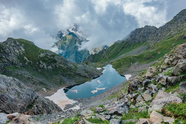 Kall liten blå alpin sjö avtagande månen på sommaren, antenn vi — Stockfoto