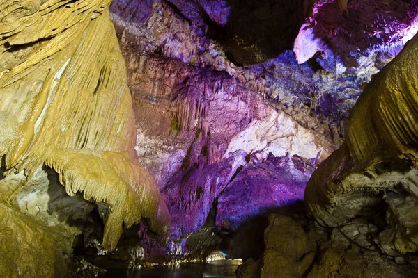 Piękne speleothem stalagnata, stalaktyty, stalagmity w NAT — Zdjęcie stockowe