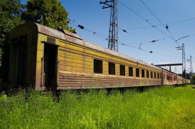 Terk edilmiş tren. Unutulmuş büyümüş demiryolu. Eski paslı demiryolu 