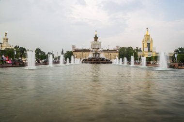 Vdnkh sergi de pavyon arka planda güzel çeşmeler