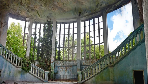 Interior abandonado y cubierto de vieja mansión en Abjasia —  Fotos de Stock