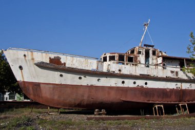 Sukhum, Abhazya sahilinde paslı terk edilmiş gemi