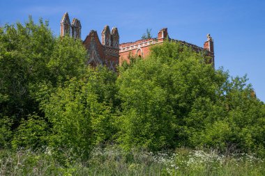 Kalenin ağaç kalıntıları tarafından büyümüş