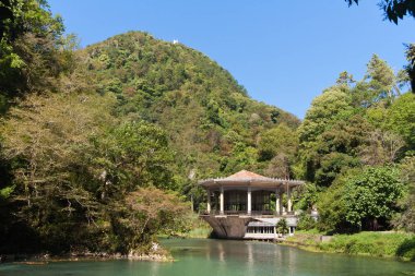 Abhazya'da gölün arka planında terk edilmiş tren istasyonu 