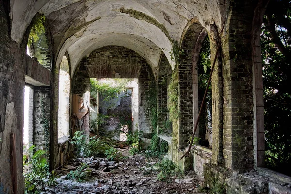 Verlassenes verwildertes Interieur verlassener Villa, Abchasien — Stockfoto