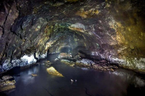 El túnel de una vieja mina abandonada con restos oxidados de troll — Foto de Stock