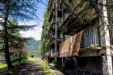 Terk edilmiş madencilik hayalet kasabası Polyana, Abhazya. Yok edilen boş h