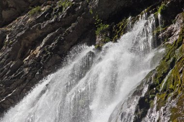 Büyük Gegsky şelalesi uçurumdan akıyor. Abhazya
