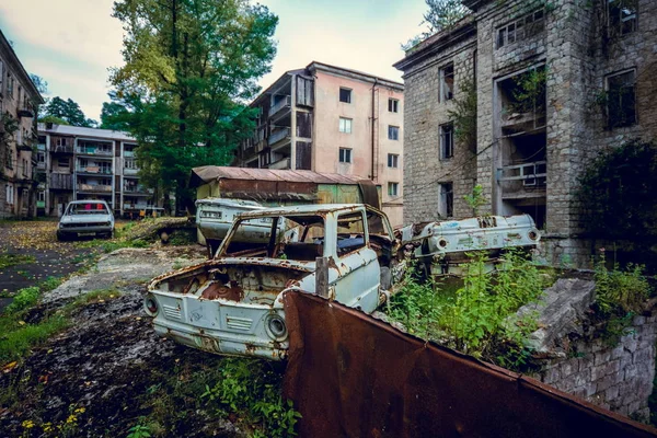 Abandonada a exploração mineira de Jantuha, Abcásia. Destruído vazio h — Fotografia de Stock