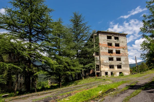 Opuštěné hornické město Polyana, Abcházie. Prázdná h — Stock fotografie