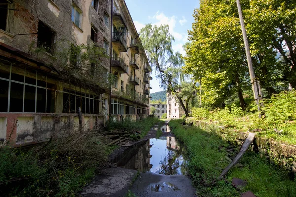 Verlaten mijnbouw Ghost-Town Polyana, Abchazië. Vernietigde lege h — Stockfoto