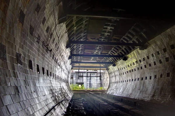 Túnel de azulejos redondos em laboratórios subterrâneos abandonados de física nuclear — Fotografia de Stock