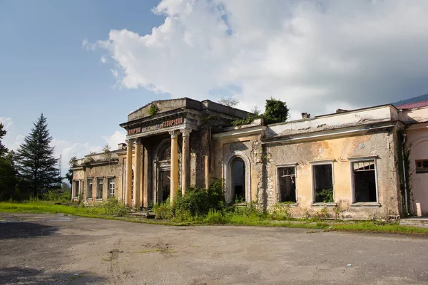 Stazione ferroviaria abbandonata di Tquarchal (Tkvarcheli), Abkhazia, G — Foto Stock