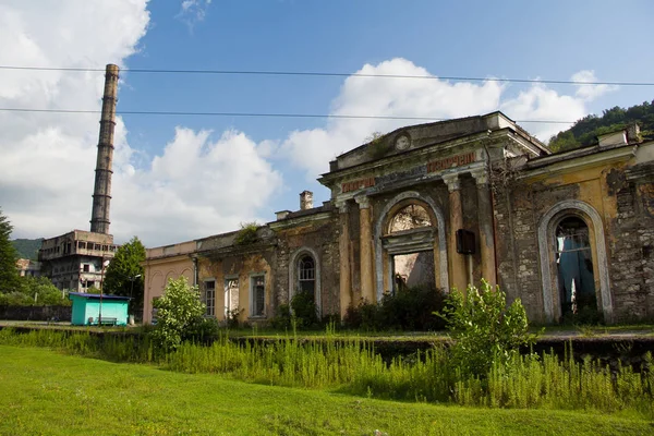 Stazione ferroviaria abbandonata di Tquarchal (Tkvarcheli), Abkhazia, G — Foto Stock