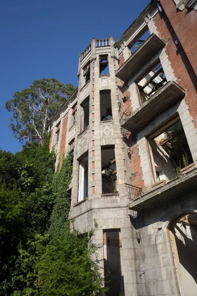 Überwucherte Ruinen des verlassenen Palastes Smetskoj (Name des Sanatoriums) — Stockfoto