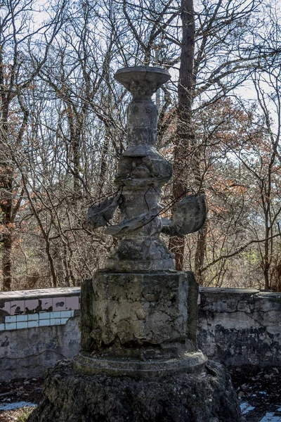 Old abandoned ruined fountain in overgrown park — Stock Photo, Image