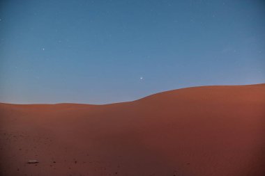Barkhan kumul, Kazakistan çölünde yıldızlı gece