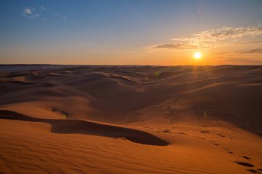 Kazakistan'da Barkhan çölü üzerinde kum tepeleri güzel gün batımı