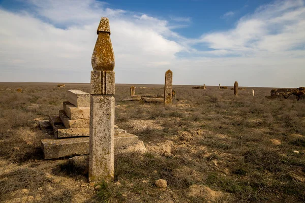 Grabsteine verlassener alter muslimischer Nekropolen in den Kasachen — Stockfoto