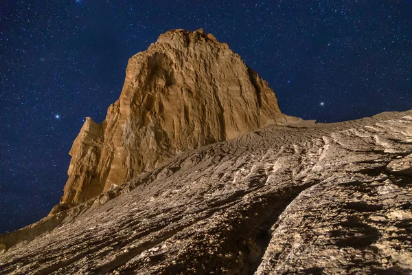 Rocas en el cañón del desierto de Boszhira en el fondo de la estrella — Foto de Stock