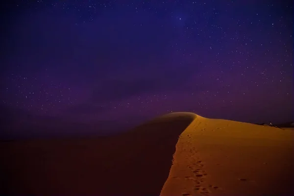 Barkhan dune, noite estrelada no deserto do Cazaquistão — Fotografia de Stock