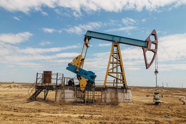 Batı Kazakistan'da petrol pompası — Stok fotoğraf