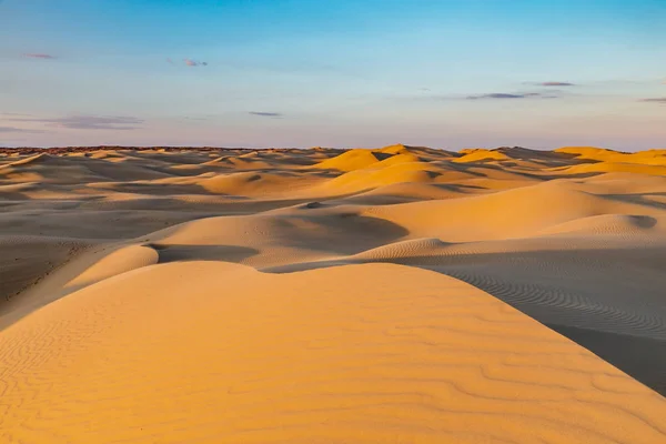 Αμμοθίνες τοπίο στο δυτικό Καζακστάν έρημο — Φωτογραφία Αρχείου