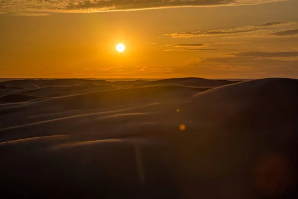 Belo pôr do sol em dunas de areia sobre o deserto de Barkhan no Cazaquistão — Fotografia de Stock