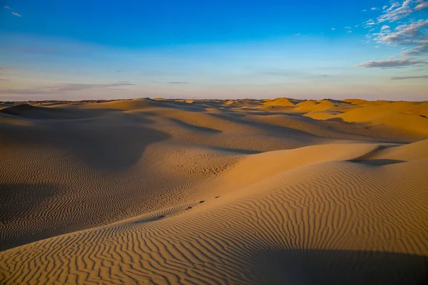 Paysage des dunes de sable dans le désert du Kazakhstan occidental — Photo