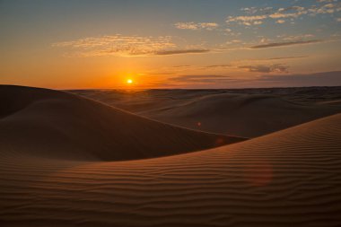 Kazakistan'da barkhan tatlısında gün batımı