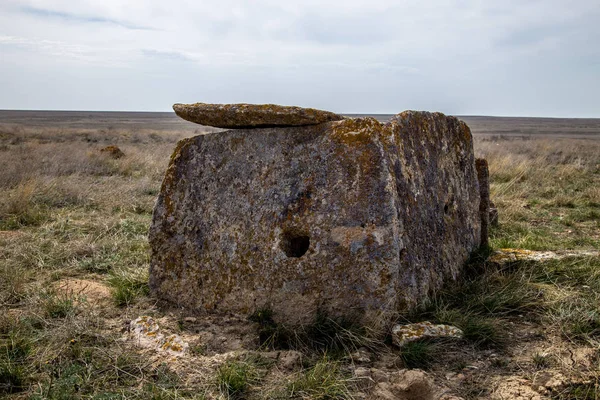 Заброшенный древний мусульманский некрополь в казахстанской пустыне, ci — стоковое фото