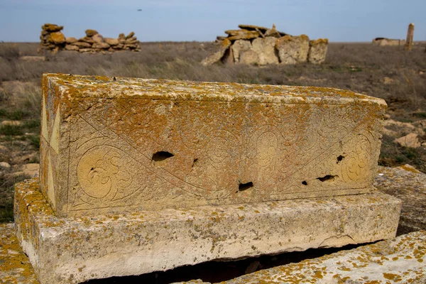 Надгробия заброшенного древнего мусульманского некрополя у казахов — стоковое фото